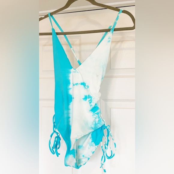 NWT S Dippin’ Daisy’s Tie-Dye Side Tie One Piece - Picture 1 of 13